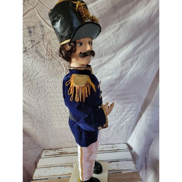 Telco soldier as is motion at Xmas decor - Picture 7 of 8